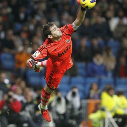 Iker Casillas saca un balón a mano cambiada