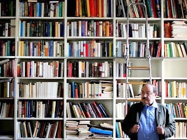 Umberto Eco postula l’esistenza di un secondo libro della Poetica sulla commedia