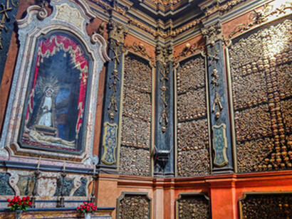Una panoramica della cappella della Chiesa di San Bernardino alle Ossa, Milano, Italia  