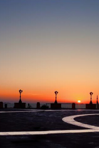 Taranto, Puglia, Italia. Lungomare al tramonto