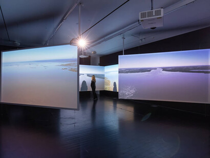 Deborah Jack, La posesión de estuarios… una secuela de confluencia, vista de exhibición. Cortesía del MCA Denver