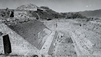 Patio de la pelota de Monte Albán, fotografiado por Sigvald Linné en 1932