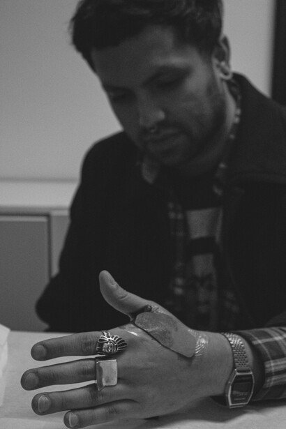 Esteban Celis se distingue del transhumanismo al no buscar la inmortalidad ni la superioridad tecnológica, sino la autoexpresión. Fotografía de Macarennea