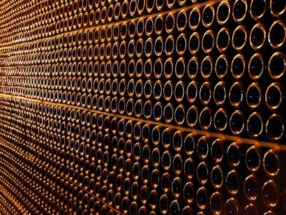Botellas en una bodega