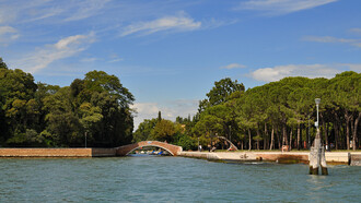 Puente de los Jardines en los Jardines de la Bienal de Venecia, Italia