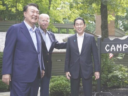 El presidente Joe Biden abre una cumbre en Camp David con el presidente surcoreano, Yoon Suk Yeol, y el primer ministro japonés, Fumio Kishida. Buscan fortalecer los lazos económicos y de seguridad en medio de crecientes preocupaciones sobre Corea del Norte y China