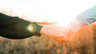 Il desiderio di trovare l'anima gemella spesso ci porta a cercare qualcuno che ci completi, ma in realtà siamo già completi