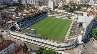 A Vila Belmiro, casa do Santos Futebol Clube, vista do alto em meio à paisagem urbana de Santos, no litoral paulista. O estádio é o cenário do novo desafio de Cuca à frente da equipe