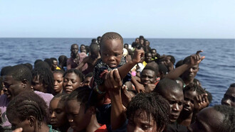 Une embarcation chargée de migrants libyens. Un peuple en désarroi, dirigé par plusieurs gouvernements armés les uns contre les autres : "Si au lieu d'un gouvernement stable, qui garantit la sécurité, ces gangs liés à Ben Laden prennent le contrôle, les Africains se déplaceront en masse vers l'Europe. Et la Méditerranée deviendra une mer de chaos" avait prédit Kadhafi © Aris Messinis - AFP


