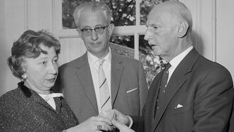 Otto Frank (primo a destra) fotografato presso la Fondazione Casa di Anne Frank, Amsterdam nel 1961