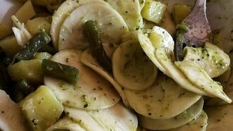 Un piatto di corzetti al pesto