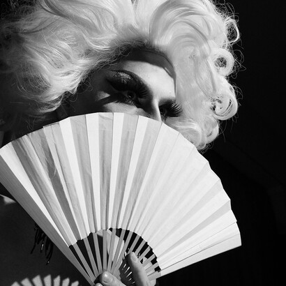 L'activisme LGBTQ+. C'est ici la science qui doit être mise en procès, dans sa prétention à ne décrire le réel qu'au travers de sa réduction à des formalismes mathématisés, dont le seul critère de véracité serait un critère d'efficacité