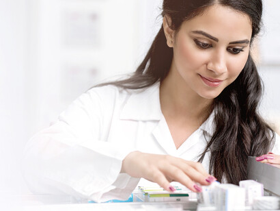Una farmacéutica comprobando medicamentos