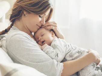 Nowadays, between strollers and high chairs, mothers no longer hold their children in their arms