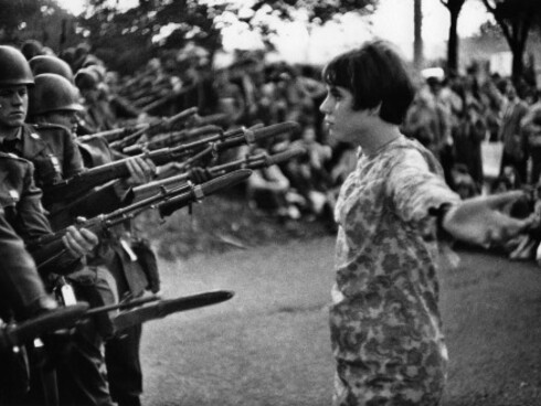 Uno scatto del fotografo francese Marc Riboud che ritrae una donna durante una manifestazione contro la guerra in Vietnam nel 1967