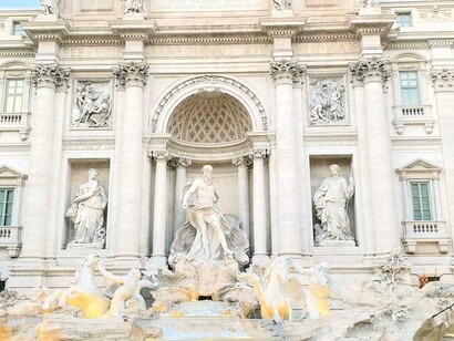 A Fontana di Trevi é a fonte dos desejos mais bonita e visitada de Roma, repleta de tradições e esperanças