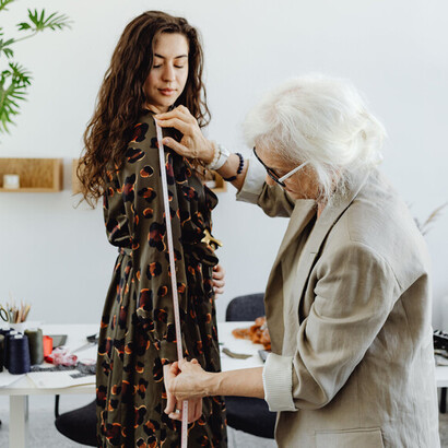 Estilista de moda sofria com a síndrome da impostora ao desenvolver sua primeira coleção de roupas para o verão