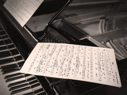 Uno es como el eco de una voz, que rebota en formas y pensamientos, asumiendo una infinidad de posibilidades de expresión para contar y cantar una canción de amor