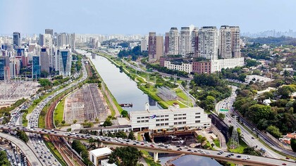 Rio Pinheiros visto de cima. Tento imaginar como seria na época dos primeiros habitantes destas terras. O rio sinuoso cercado de palmeiras jerivás, o Rio Jurubatuba. Possivelmente se banhavam, pescavam e recolhiam os frutos das palmeiras