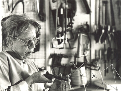 Gego in her studio, ca. 1978, Photo: Ricardo Goldman © Fundación Gego, Courtesy Dominique Lévy Gallery, New York / London
