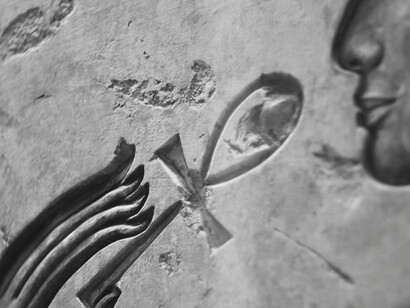 Chegaram pessoas mais velhas, com túnicas de ouro e pedras coloridas, provavelmente preciosas. Traziam medalhas que brilhavam como os desenhos nas paredes do templo. Faziam um pequeno anúncio e, sob os aplausos da multidão que assistia ao evento, colocavam o prêmio no pescoço dos jovens, um a um

