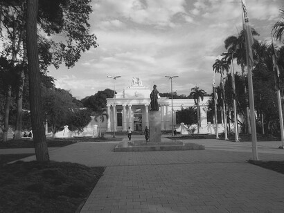 Lateral de la Plaza Bolívar, al fondo el Palacio de Gobierno de Cumaná, Venezuela