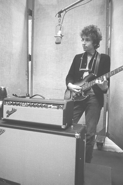 Bob Dylan. «Sono in bilico su un piano perfetto e finito/Come ogni passero che cade, come ogni granello di sabbia»
