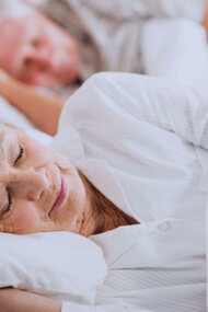 Pareja de adultos mayores durmiendo