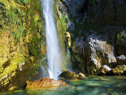 Paisaje con cascada: emerge una cascada de formas, energías, gestos, erupciones, pasiones, lealtades, asuntos, ceños fruncidos, belleza, crímenes atroces, sacrificios de amor supremo, risas, alegría, dolores insoportables, bigotes, rosas, y vino