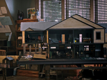 In an aesthetic sense, Hereditary is more similar to the norm of horror movies: dark and eerie