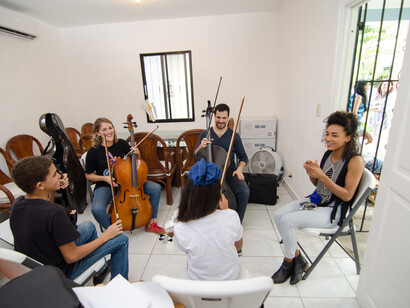 Superestrella jazzista Esperanza Spalding en el taller de estudiantes de FeduJazz durante el Dominican Republic Jazz Festival 2016: Foto de Gabriel Rode