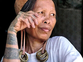 Per le donne Dayak gli anelli ai lobi sono elementi di seduzione, mentre i tatuaggi agli avambracci e alle mani ne definiscono il rango