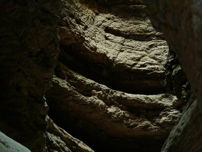 Caverna com feixe de luz. O mito da Caverna de Platão expõe o fato de pessoas que vivem acorrentadas desde a infância em uma caverna. Para essas pessoas, o mundo se resume a sombras deles mesmos que veem refletida na parede. A realidade, assim, limita-se à caverna. Desconhecem o mundo para além daquele espaço



