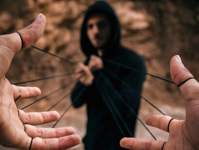 Manipulation. Devenir une marionnette, c’est faire partie de l’arsenal nécessaire pour le maintien du statu quo, des guerres, des religions et autres adhérences étrangères aux propres problèmes