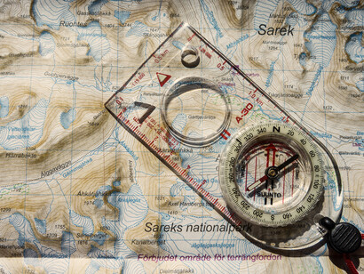 El uso de los apellidos comenzó a aparecer en el Siglo XI en la península ibérica debido a la necesidad de poder diferenciar a las personas entre sí para facilitar el cobro de impuestos