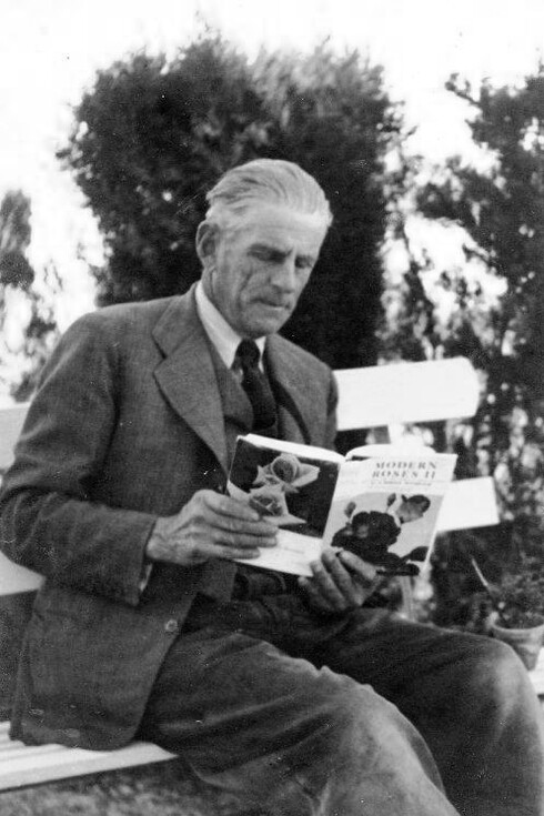 Pere Dot mentre legge un libro