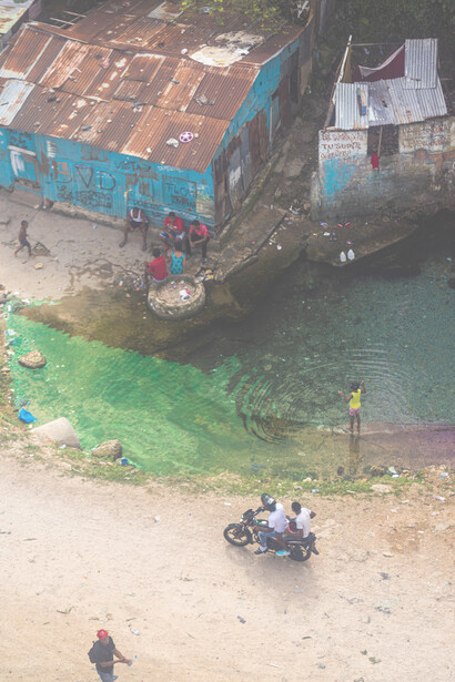 Moradores de uma periferia passam a tarde juntos para brincar e contar histórias do local onde vivem 