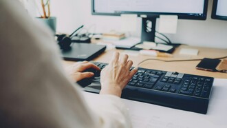 El uso de inteligencia artificial (IA) en el aprendizaje adaptativo permite analizar grandes volúmenes de datos en tiempo real para ajustar el contenido educativo de manera personalizada