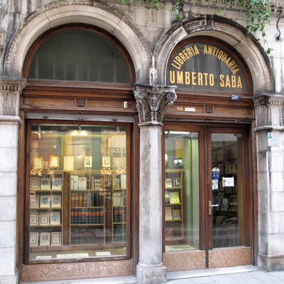 Nelle sue poesie, Saba racconta con linguaggio semplice e sincero la vita quotidiana e i sentimenti umani. Esterno della sua libreria antiquaria a Trieste, Italia