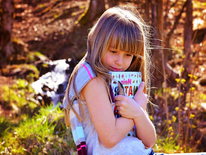 Bambini, libri di carta, libri digitali (eBook). "Biancaneve": «Perché vi preoccupate di qualcosa che non avverrà mai? Noi non moriremo, cambieremo solo posto, ci leggeranno tenendo tra le mani un Kindle, o ci ascolteranno con gli auricolari e ci coloreranno con le penne digitali»
