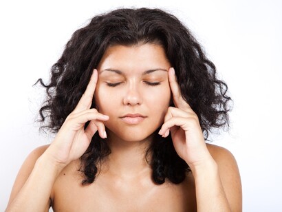 Una chica concentrándose