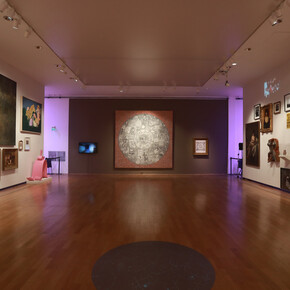 Adriana Bustos, Código natal los orígenes cósmicos del Museo, vista de exhibición. Cortesía del Museo Nacional de Bellas Artes 