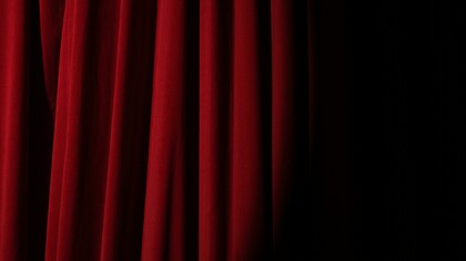 Sipario. Essere o non essere. Siamo personaggi shakespeariani proprio come in una commedia. Continuiamo a costruirci e distruggerci, a pensare, dialogando con noi stessi. Ci facciamo strada verso la verità, pur sapendo che potrà ucciderci. 
L’interrogativo però resta e si nutre dei nostri dubbi, aumenta con le nostre fragilità:
Cosa, chi siamo? Cosa saremo? Come ci vuole il mondo?