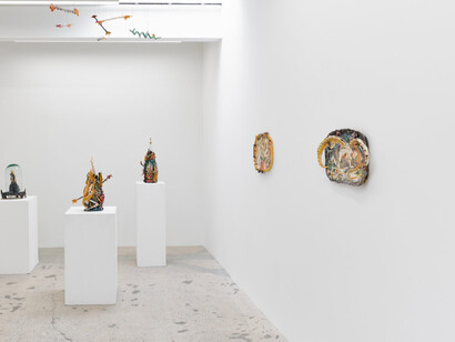 Alejandro García Contreras, Un río abrazando una montaña, vista de exhibición. Cortesía de Anat Ebgi