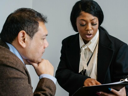 Chefe ouve sua funcionária atentamente. Quando as pessoas colaboradoras sentem que são ouvidas e respeitadas, seu engajamento e motivação melhoram significativamente