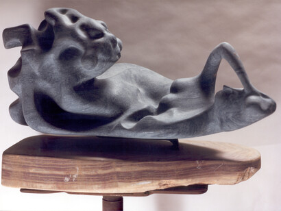 Donna sotto il cespuglio, verde porfido della Valle d'Aosta, base in onice, 1950, 80x32x51h cm.