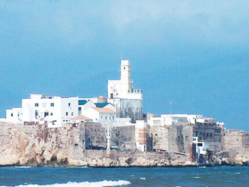 El peñón está situado en la bahía homónima, a 700 metros de la costa de Marruecos y a 84 km del territorio español más próximo, Melilla. Peñón de Alhucemas, 2015, 