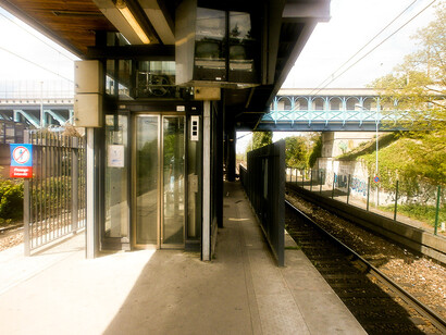 Conflans-Sainte-Honorine dans les Yvelines, France. Avec deux gares, celle de Sainte-Honorine et celle de Fin d’Oise, la première dessert la Gare Saint-Lazare en train SNCF, et l’autre dessert avec le RER A, les stations comme Auber, Opéra, Les Champs Elysées

