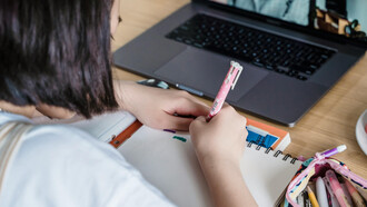 Descubra como a tecnologia está transformando a educação, tornando-a mais acessível, personalizada e envolvente para alunos de todas as regiões e backgrounds