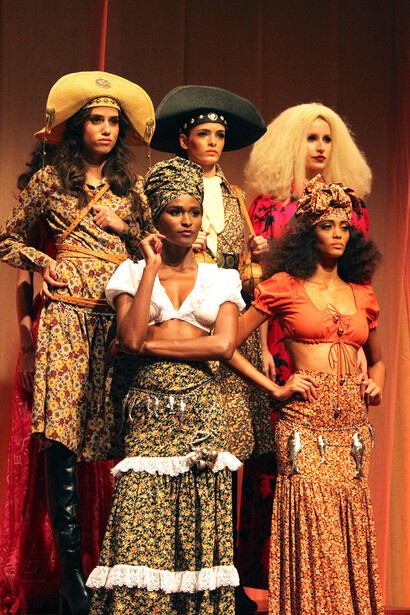 As primeiras modelos usaram réplicas de roupas de Zuzu